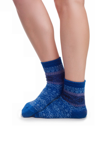 Jambes féminines parfaites en chaussettes tricotées bleues
  - Photo, image