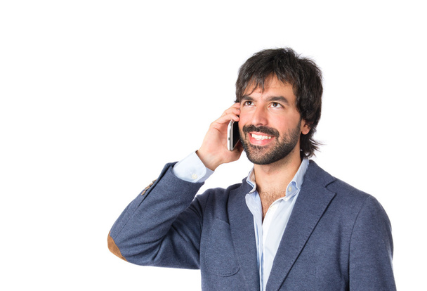 Beyaz arka plan üzerinde konuşmak için telefon yakışıklı adam - Fotoğraf, Görsel