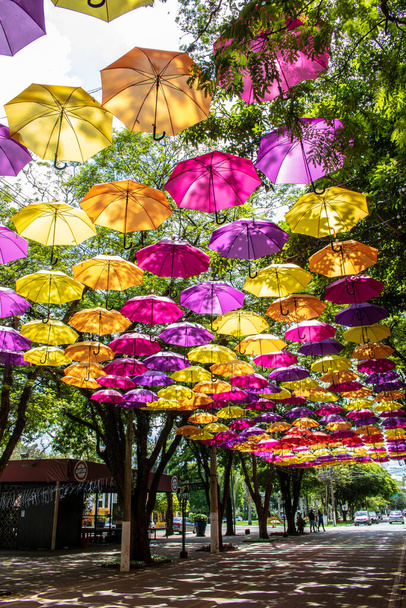 Holambra, Sao Paulo, Brazylia. 16 marca 2022 roku miejscowość turystyczna w mieście Holambra, alameda ozdobiona kolorowymi parasolami, zatyczkami holenderskimi i typowym budynkiem. - Zdjęcie, obraz