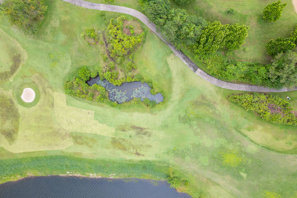 Letecký pohled drone záběr krásné zelené golfové hřiště fairway a uvedení zelené Top dolů obrázek pro sportovní pozadí a cestování příroda pozadí Úžasný pohled - Fotografie, Obrázek