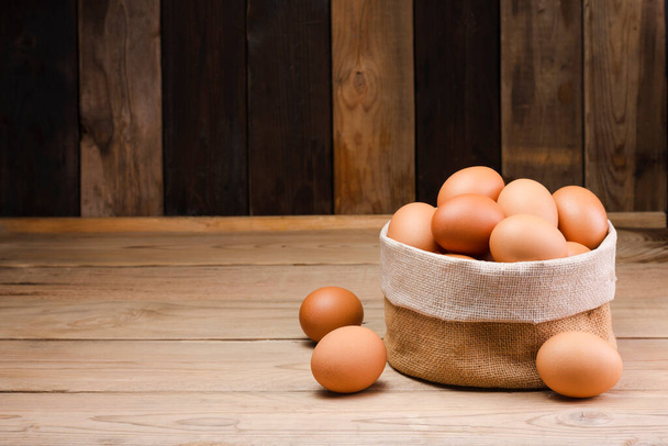 素朴な木製のテーブルの上に農場から新鮮な有機鶏の卵. - 写真・画像