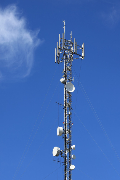 antenne communicatie toren. - Foto, afbeelding