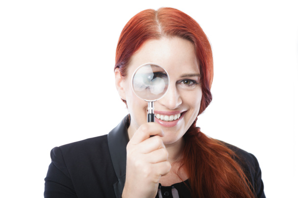 Mooie zakenvrouw spionage met Vergrootglas - Foto, afbeelding