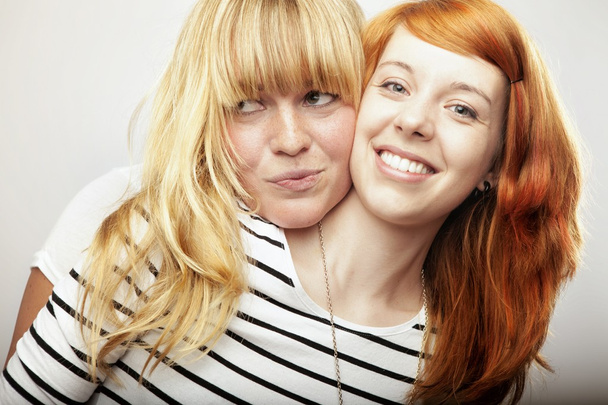 rot und blond haarige Freundin lacht und umarmt - Foto, Bild