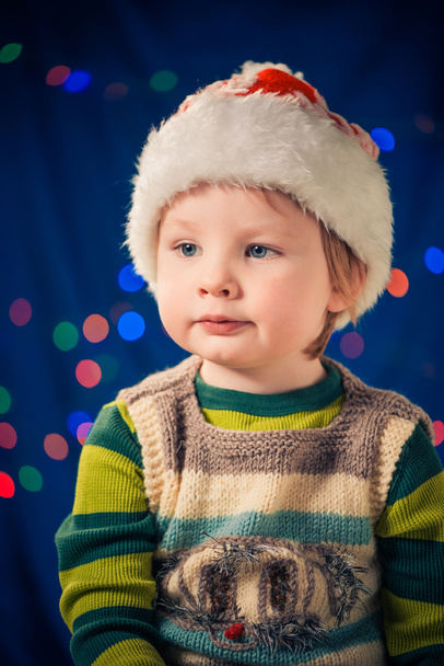 Wondering boy in christmas hat - Foto, imagen