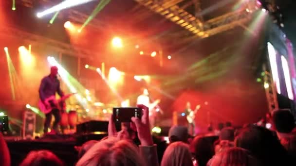 Junge Leute tanzen auf Rockfestival - Filmmaterial, Video
