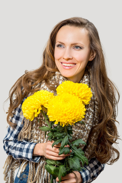 Woman with autumn flowers - Foto, Imagem