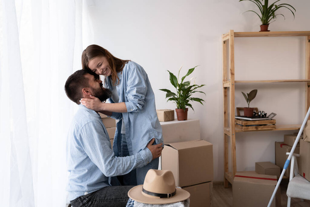junges glückliches Paar in neuem Haus, Umzug, Menschen und Immobilienkonzept - Foto, Bild