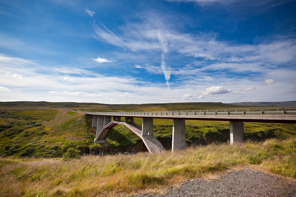 Ponte moderna sobre o rio islandês
 - Foto, Imagem