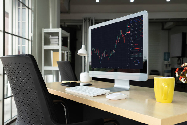 Анализ графиков фондового рынка с помощью оригинального программного обеспечения. Инвестиционное приложение отображает график фондового рынка на экране компьютера и советует торговым решениям . - Фото, изображение