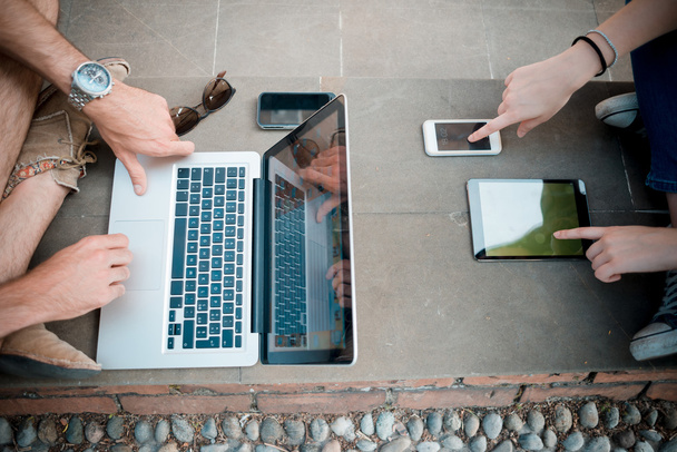 fiatal pár használ technológia multitasking smarpthone tabletta és - Fotó, kép