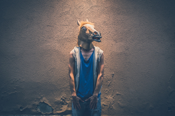 paard masker jonge hipster homoseksuele man - Foto, afbeelding
