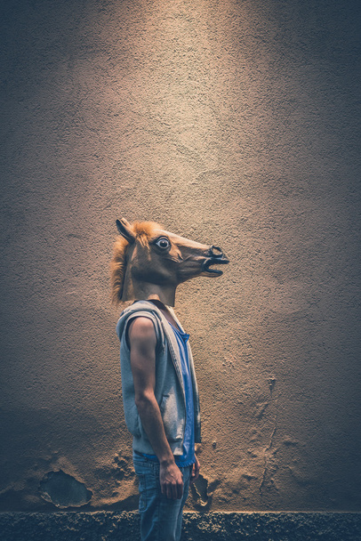 馬マスクの流行に敏感な若いゲイの男性 - 写真・画像