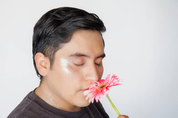 Een Queer Masculinity, man met bloemen - Foto, afbeelding