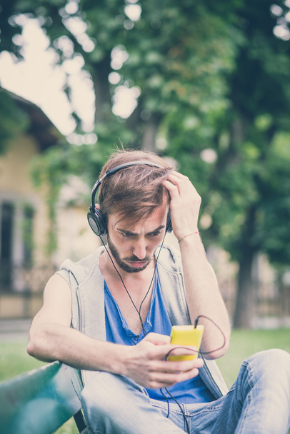 muž poslouchá hudbu - Fotografie, Obrázek