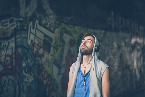 людина прослуховування музики
 - Фото, зображення