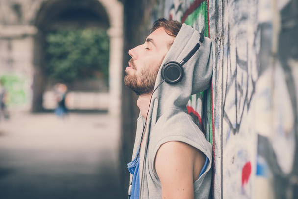 férfi zenét hallgat - Fotó, kép