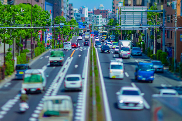 Miniaturowy korek na miejskiej ulicy w Tokio. Wysokiej jakości zdjęcie. Tokio Japonia 05.18.2022 Oto centrum ulica w Tokio.  - Zdjęcie, obraz