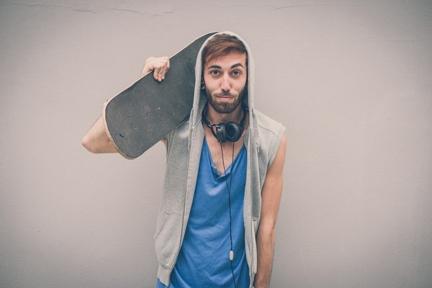 joven hipster gay hombre con skate
 - Foto, Imagen