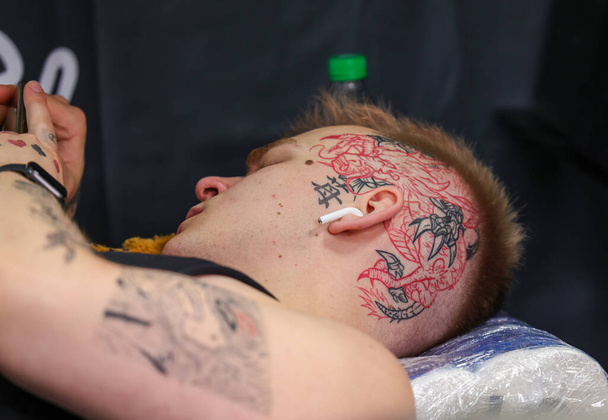 Κρακοβία, Πολωνία - 11 Ιουνίου 2022: 15η Tattoofest στην Κρακοβία. Ένα από τα πιο διάσημα φεστιβάλ τατουάζ. Η διαδικασία του τατουάζ. - Φωτογραφία, εικόνα