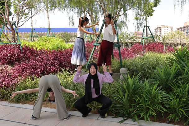 giovane attraente asiatico gruppo donna amici colleghi studenti giardino piante appendere intorno godere foto posa divertimento felice  - Foto, immagini