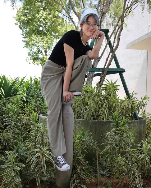 junge attraktive asiatische Gruppe Freundinnen Kollegen Studenten Gartenpflanzen herumhängen genießen Foto Pose Spaß glücklich  - Foto, Bild