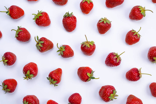 rijpe aardbeien op een witte achtergrond, trendy, helder, zomerse achtergrond.  - Foto, afbeelding