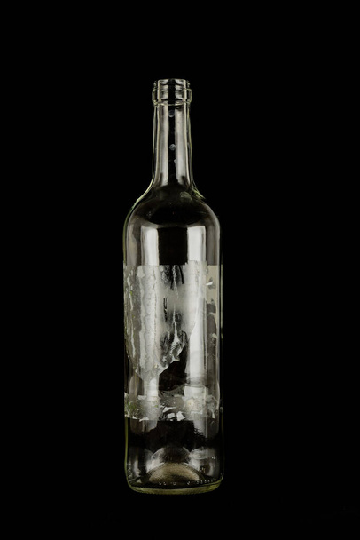 botella de vidrio vacío aislado sobre fondo negro - Foto, Imagen