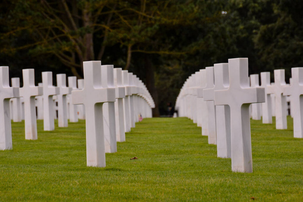 Φωτογραφία από το Γαλλικό Αμερικανικό Νεκροταφείο στη Νορμανδία - Φωτογραφία, εικόνα