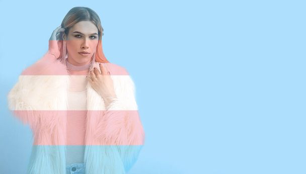 Kaksinkertainen altistuminen lippu ja nuori transsukupuolinen nainen sinisellä taustalla tilaa tekstiä - Valokuva, kuva