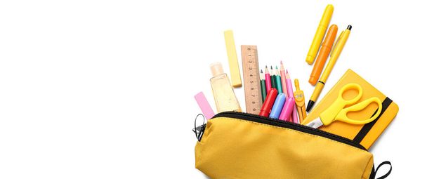 Caja de lápiz con juego de útiles escolares aislados en blanco - Foto, Imagen