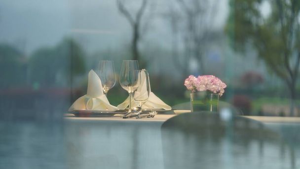 Yksi ruokapöytä lay out näkymä katsoi lasin läpi - Valokuva, kuva