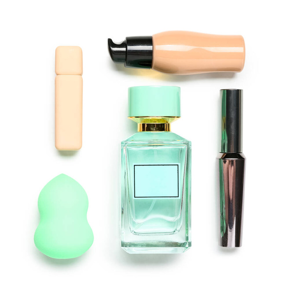 Set van verschillende cosmetica en make-up spons op witte achtergrond - Foto, afbeelding
