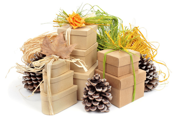 подарункові коробки, прикрашені природними прикрасами
 - Фото, зображення