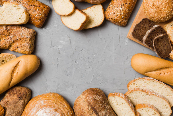Panes naturales caseros. Diferentes tipos de pan fresco como fondo, vista superior con espacio de copia. - Foto, Imagen