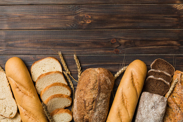 Домашні натуральні хліби. Різні види свіжого хліба як фон, вид зверху з місцем для копіювання
. - Фото, зображення