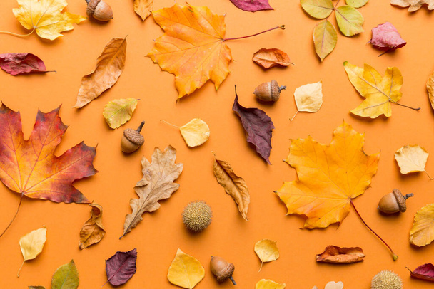 Composition d'automne. Motif fait de feuilles séchées et d'autres accessoires de conception sur la table. Couché plat, vue du dessus. - Photo, image