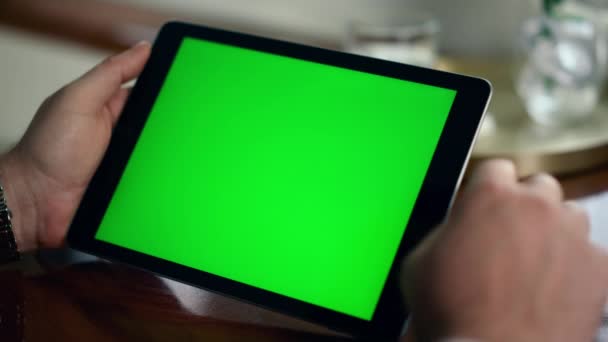緑色のスクリーンパッドを使用して手を閉じます。裕福な男はデジタルタブレットコンピュータに触れる。認知されていないマネージャー会社の所有者は、クロマキーデバイスで財務データを確認します。ビジネスアナリスト検索情報 - 映像、動画