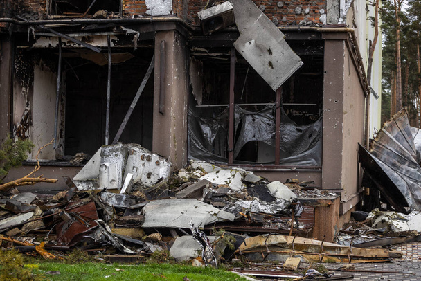 Irpin, Kyev region Ukraine - 09.04.2022: Πόλεις της Ουκρανίας μετά τη ρωσική κατοχή. Καταστράφηκαν κτίρια στους δρόμους του Ίρπεν. Σπασμένα παράθυρα. Κτίρια μετά από χτύπημα από πυραύλους. - Φωτογραφία, εικόνα