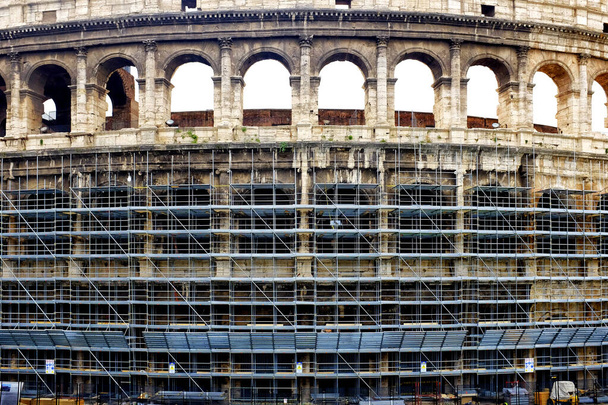 Рим, Італія. 10 вересня 2013. На території Колізею було споруджено "Scaffolding" - проект відновлення 25 мільйонів євро, який фінансує мільярдер Дієго делла Валле.. - Фото, зображення