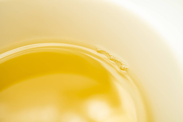 Zöld tea fehér háttérrel. A japán zöld tea képe. csésze tea izolált fehér alapon - Fotó, kép
