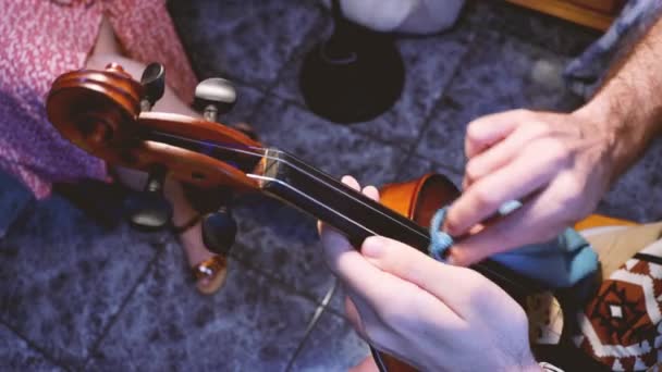 Profi-Geiger repariert seine Geige - Filmmaterial, Video
