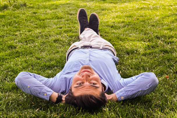 Businessman lie down on the grass ground - Foto, Bild