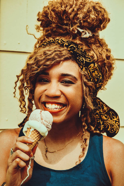 アイスクリームコーンを持つ若い幸せな女性  - 写真・画像
