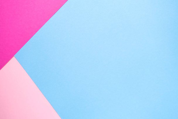 ライトピンクとネオンフクシア色のコーナーで明るい青の紙の背景。幾何学的な数字、形、線。多色抽象平面構成。コピースペース,トップビュー. - 写真・画像