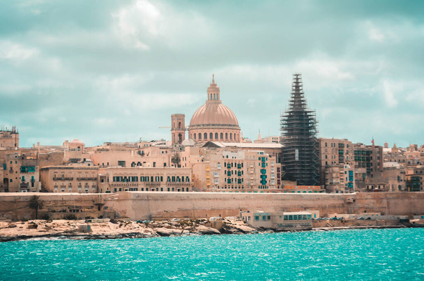 Una hermosa vista de St. John 's Co-Cathedral y tigne Point, Isla Manoel, Malta - Foto, Imagen