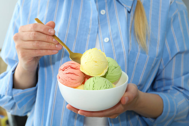 Concepto de comida de verano, la mujer come helado - Foto, Imagen