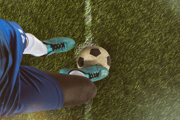 Футбольная сцена с игроком, готовым бросить мяч - Фото, изображение