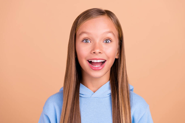 Retrato de surpreendido positivo menina boca aberta dente sorriso inacreditável isolado no fundo cor bege. - Foto, Imagem