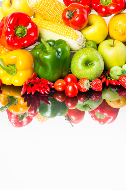Zdravá zelenina a ovoce na bílém pozadí - Fotografie, Obrázek